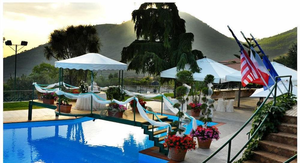 Hotel Diecimare カーヴァ・デ・ティッレーニ エクステリア 写真