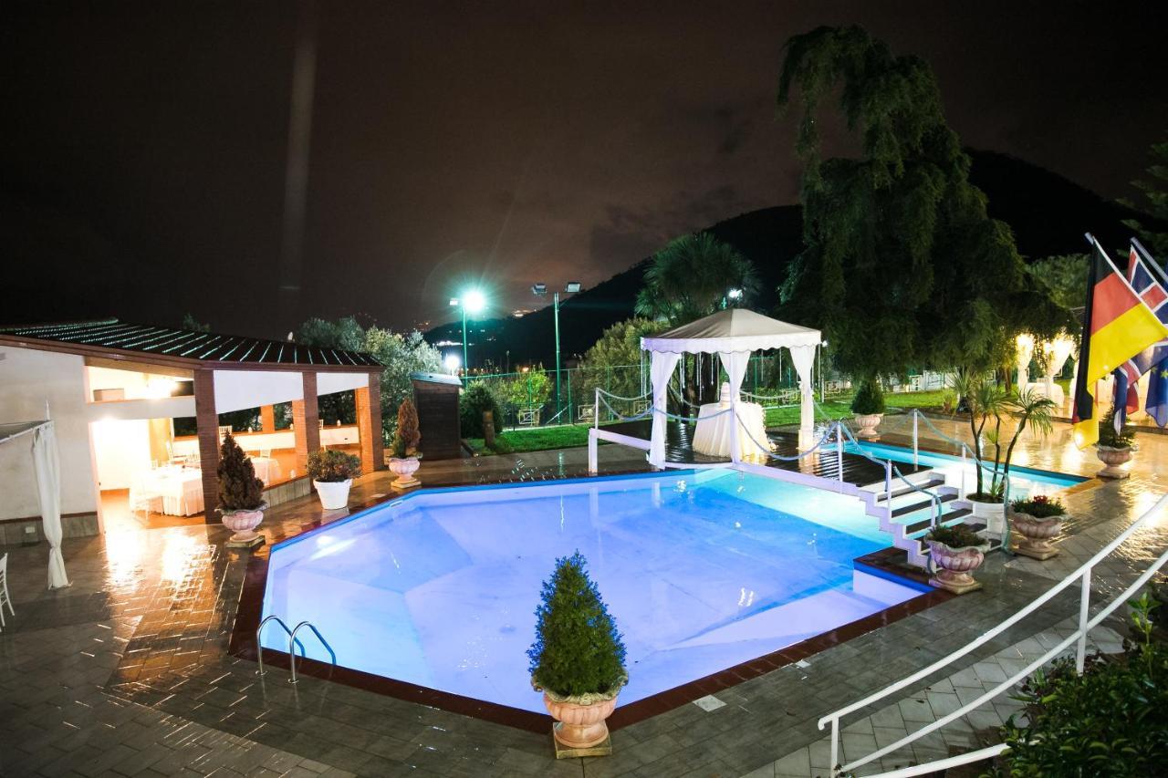 Hotel Diecimare カーヴァ・デ・ティッレーニ エクステリア 写真